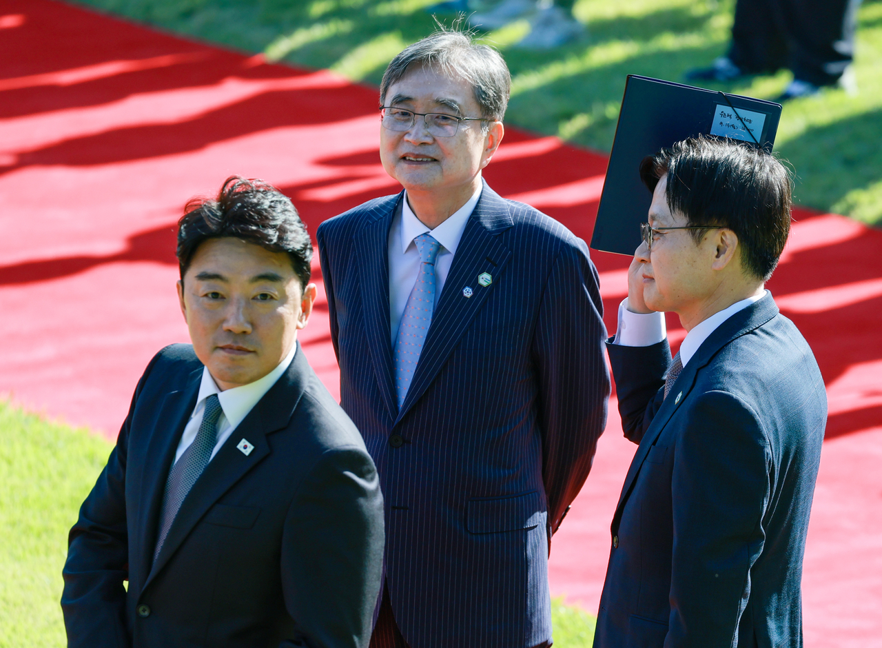 강훈식(왼쪽부터) 비서실장, 조현 외교부 장관, 김정관 산업통상부 장관이 14일 청와대에서 열린 샤브카트 미르지요예프 우즈베키스탄 대통령 공식환영식 시작을 기다리고 있다. [연합]