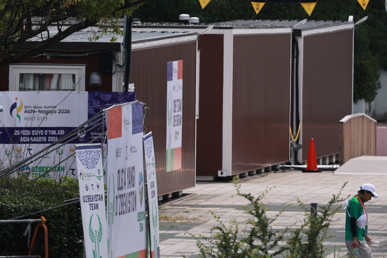 2026 아시안게임 선수들의 숙소로 사용되는 임시 목조 컨테이너 시설 [AFP]