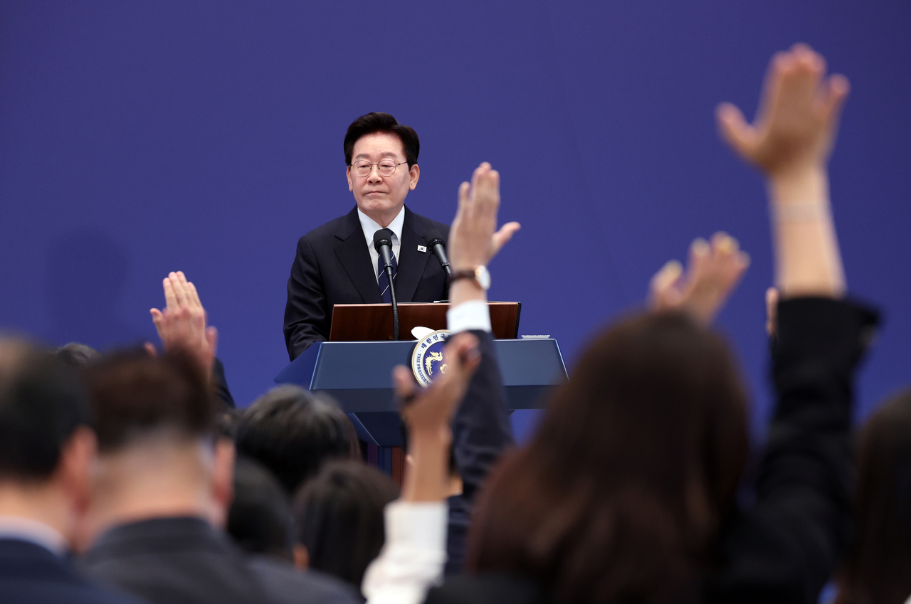 이재명 대통령이 18일 청와대 영빈관에서 열린 기자회견에서 취재진의 질문을 받고 있다. [연합]