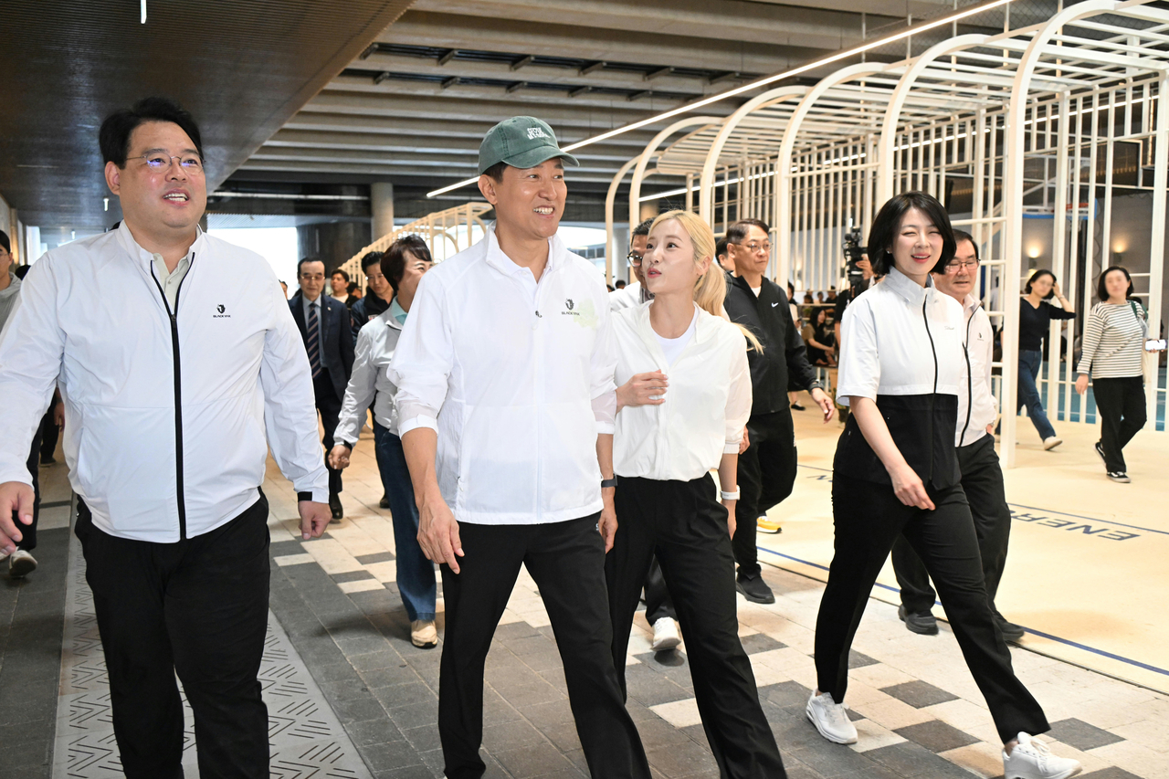 오세훈(앞줄 왼쪽 두 번째) 서울시장이 18일 서울 송파구 문정역 3번 출구 옆 지하 광장에서 열린 ‘문정역 펀 스테이션 개장식’에 참석해 배현진(앞줄 왼쪽 네 번째) 국민의힘 의원, 이성배(앞줄 왼쪽 첫 번째) 서울시의회 부의장, 심으뜸(앞줄 왼쪽 세 번째) 서울시 홍보대사 등 주요 인사들, 관계자들과 시설을 둘러보고 있다.  [서울시 제공]