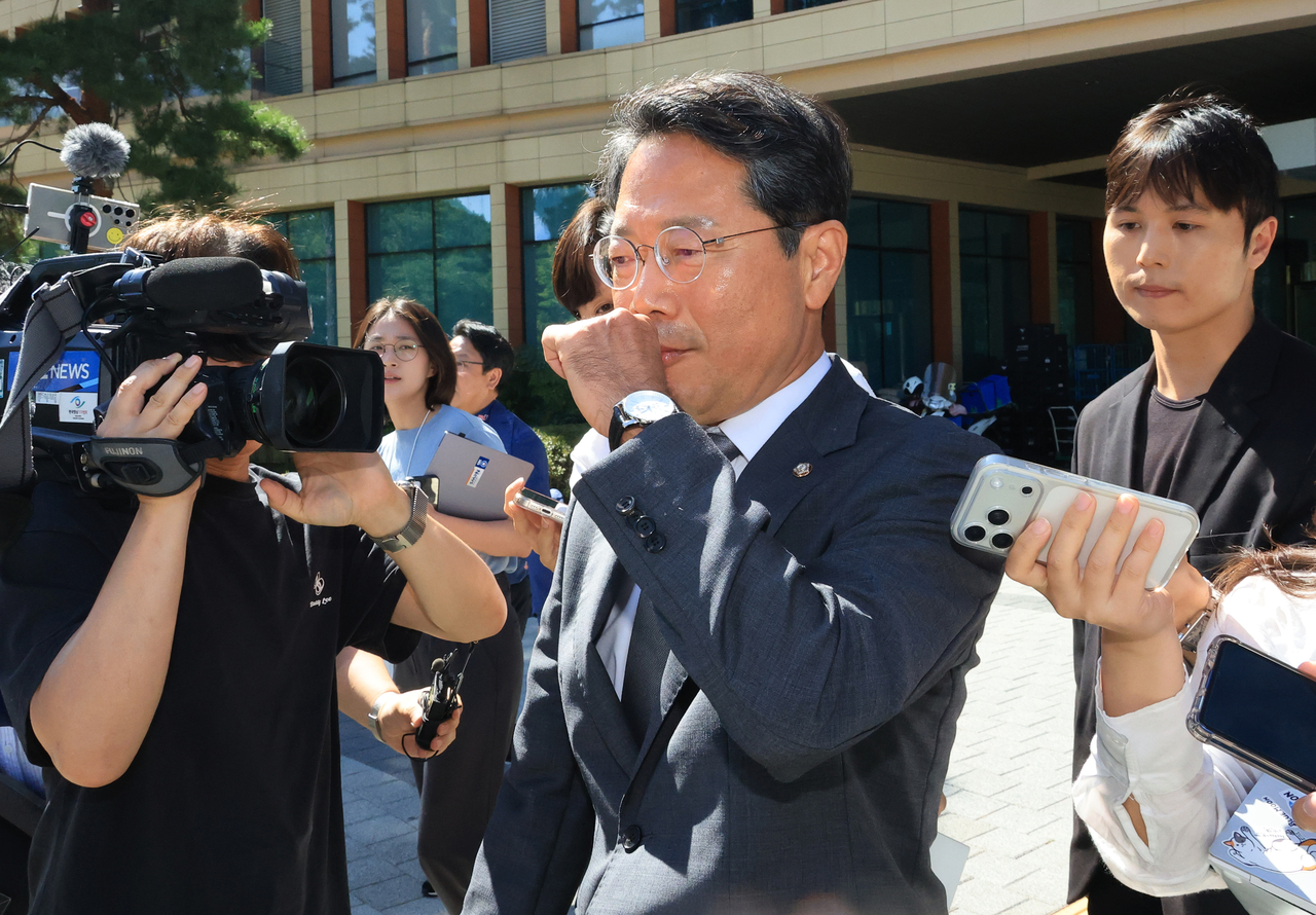 김승원 법무부 장관 후보자가 19일 사퇴 기자회견을 마치고 국회 소통관을 나서고 있다. [연합]