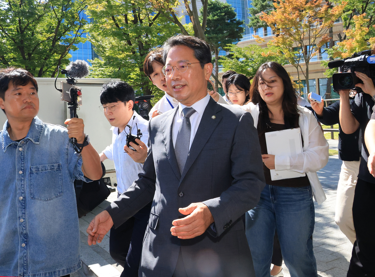 김승원 법무부 장관 후보자가 19일 사퇴 기자회견을 마치고 국회 소통관을 나서고 있다. <연합뉴스>