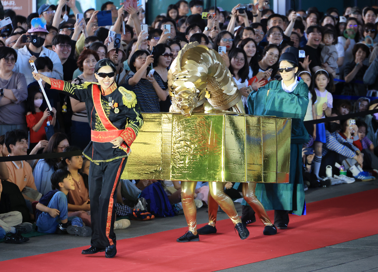 Contestants dressed up as "Seal of Emperor Gojong of the Korean Empire" for the “2026 Dress Like a Museum Exhibit” at the National Museum of Korea, in Yonsan-gu, Seoul on Saturday. (Yonhap)