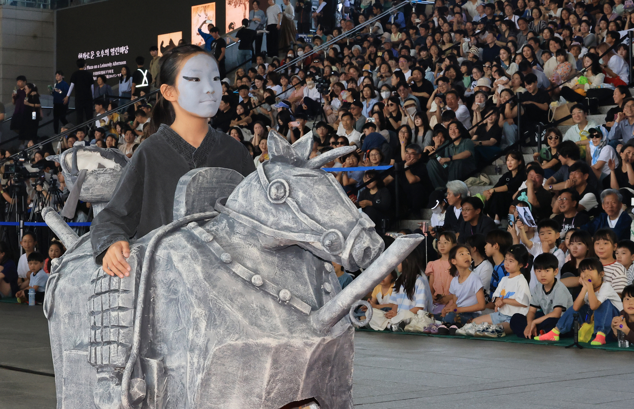 “2026 Dress Like a Museum Exhibit” at the National Museum of Korea, in Yonsan-gu, Seoul on Saturday. (Yonhap)