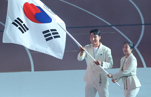 신유빈·김동용 태극기 들고 선두에…한국 선수단 16번째 입장