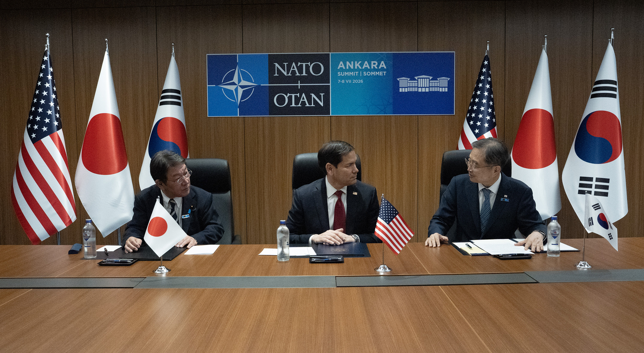 한미일 외교장관이 지난 7월 튀르키예 앙카라에서 북대서양조약기구(NATO·나토) 정상회의 계기 한미일 외교장관회의에서 의견을 나누고 있다. 조현(맨 오른쪽부터) 외교부 장관, 마코 루비오 미국 국무부 장관, 모테기 도시미쓰 일본 외무대신. [외교부 제공]