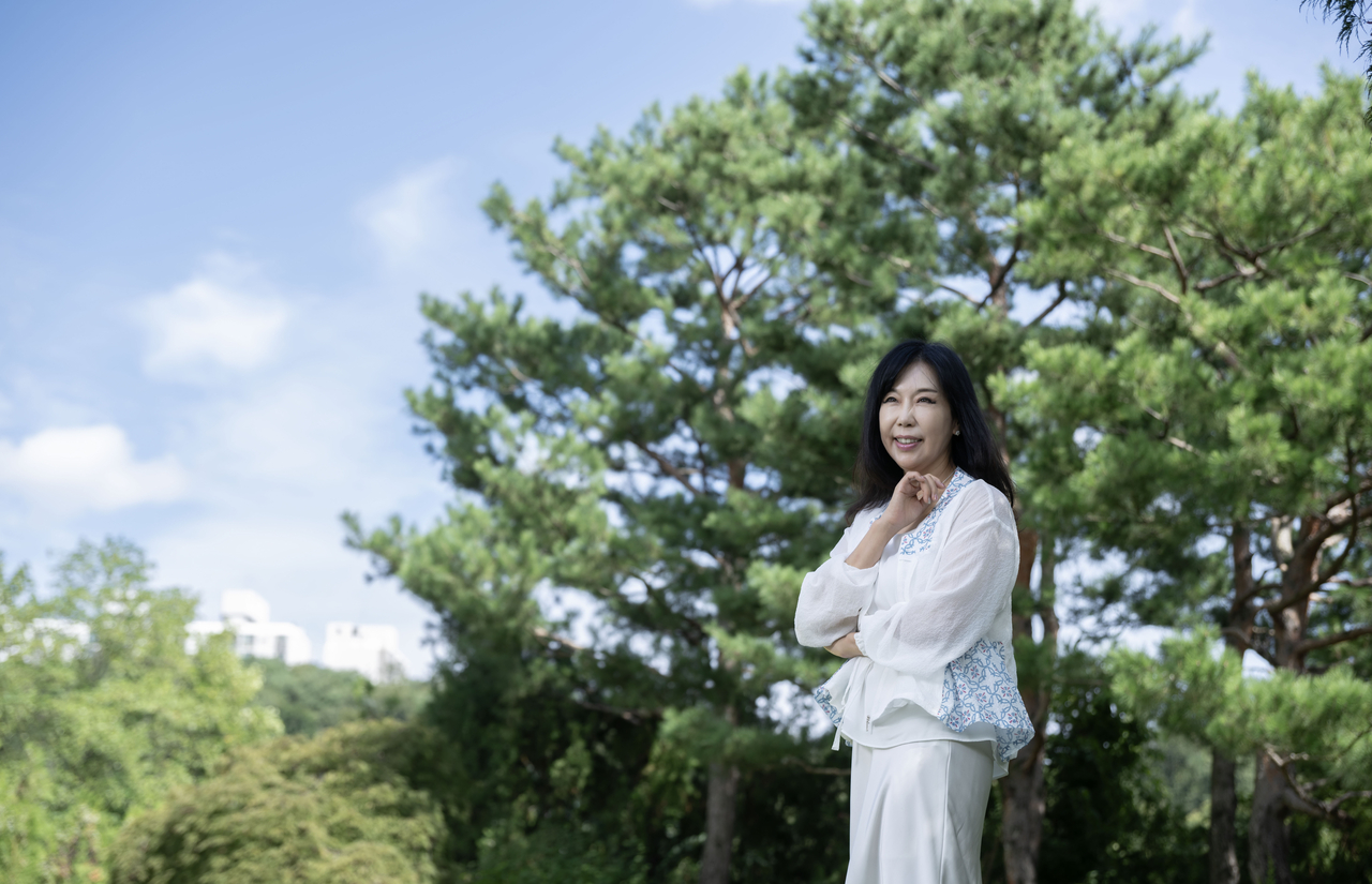 송현옥 극단 물결 예술감독은 영문학을 전공하고 연극비평과 드라마투르그, 대학 교수로 언어를 다루는 일을 오래도록 해왔으나 연출가로는 신체극을 통해 ‘몸으로 쓰는 시’를 보여주고 있다.  임세준 기자