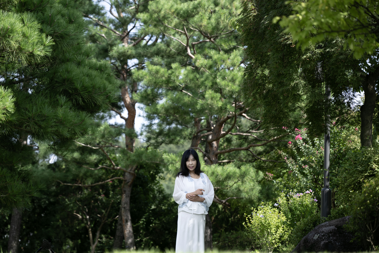 송현옥 극단 물결 예술감독이 9일 오후 서울 용산구 한남동 서울파트너스하우스에서 헤럴드경제와 인터뷰에 앞서 포즈를 취하고 있다. 임세준 기자