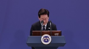 李대통령, ‘응원글 논란’에 삭제 후 사과…“폭언 버리고 품격 갖춰야”