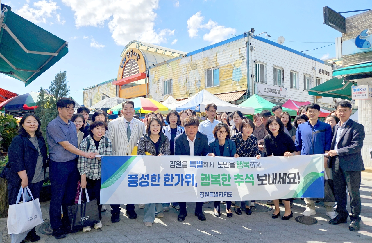 Staff from the Gangwon Provincial Government's health and welfare division take part in a traditional market shopping drive. Cheorwon-gun County Mayor Kim Dong-il came out to greet the provincial employees who visited Cheorwon Market as part of the initiative.