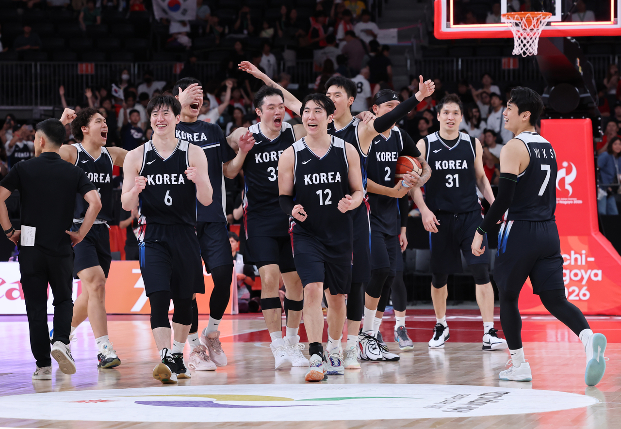South Korean players celebrate their 67-57 victory over Japan in the men's basketball gold medal game at the Asian Games at Aichi International Arena in Nagoya, Japan, on Sunday. (Yonhap)