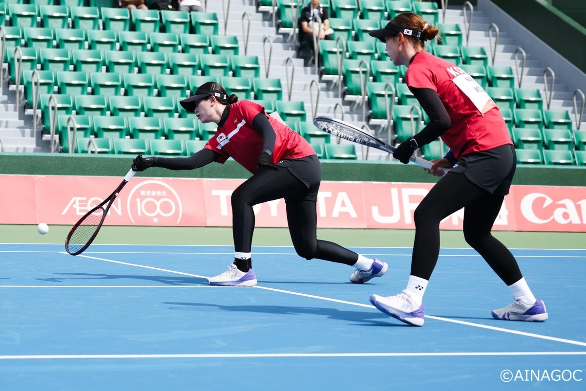 South Korean women's soft tennis players compete in the women's team event at the Asian Games at Nagoya City Higashiyama Park Tennis Center in Nagoya, Japan, on Friday. (Yonhap)