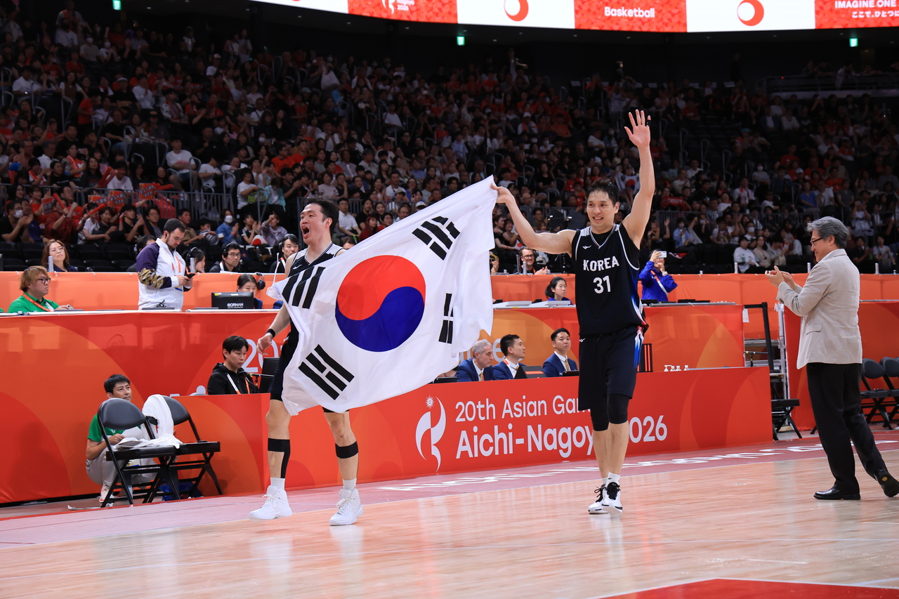 South Korean players celebrate their 67-57 victory over Japan in the men's basketball gold medal game at the Asian Games at Aichi International Arena in Nagoya, Japan, on Sunday. (Yonhap)