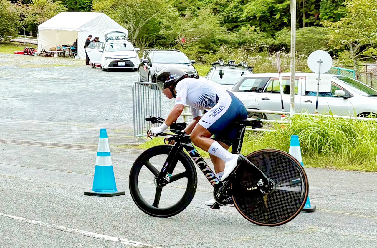 Shin Ji-eun of South Korea competes in the women's road cycling individual time trial event at the Asian Games at Shinshiro Cycling Road Course in Shinshiro, Japan, on Sunday, in this photo provided by the Korea Cycling Federation. (Yonhap)