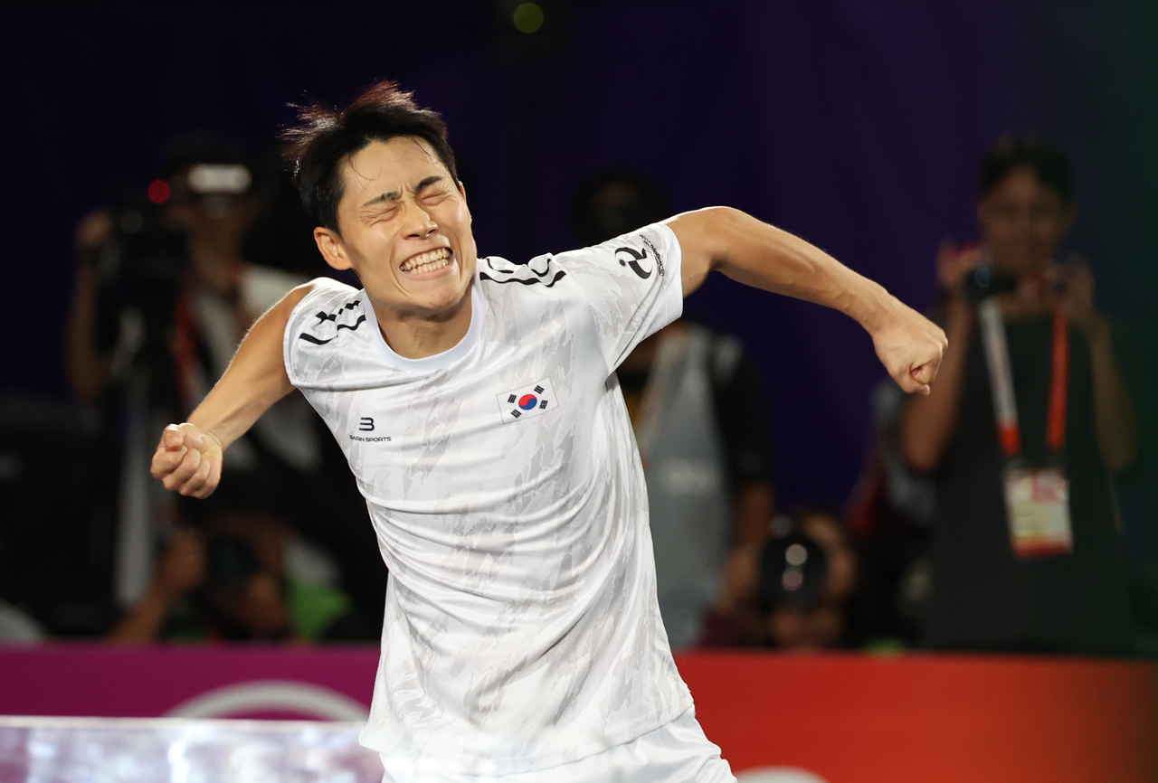 Lee Jun-suk of South Korea celebrates after winning the first set against Ali Jalil Mezher Alelayawi of Iraq during the men's singles final in teqball at the Asian Games at Nagoya City Higashi Sports Center in Nagoya, Japan, on Sunday. (Yonhap)