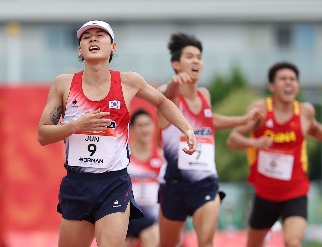 South Korea's Jun Woong-tae (left) crosses the finish line in the final of men's modern pentathlon at the Aichi-Nagoya Asian Games at Anjo Sports Park in Anjo, just southeast of the main host city of Nagoya, Japan, on Sunday. (Yonhap)