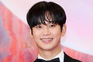“김수현입니다. 반갑습니다”…1년 6개월만 국내 공식 석상서 미소