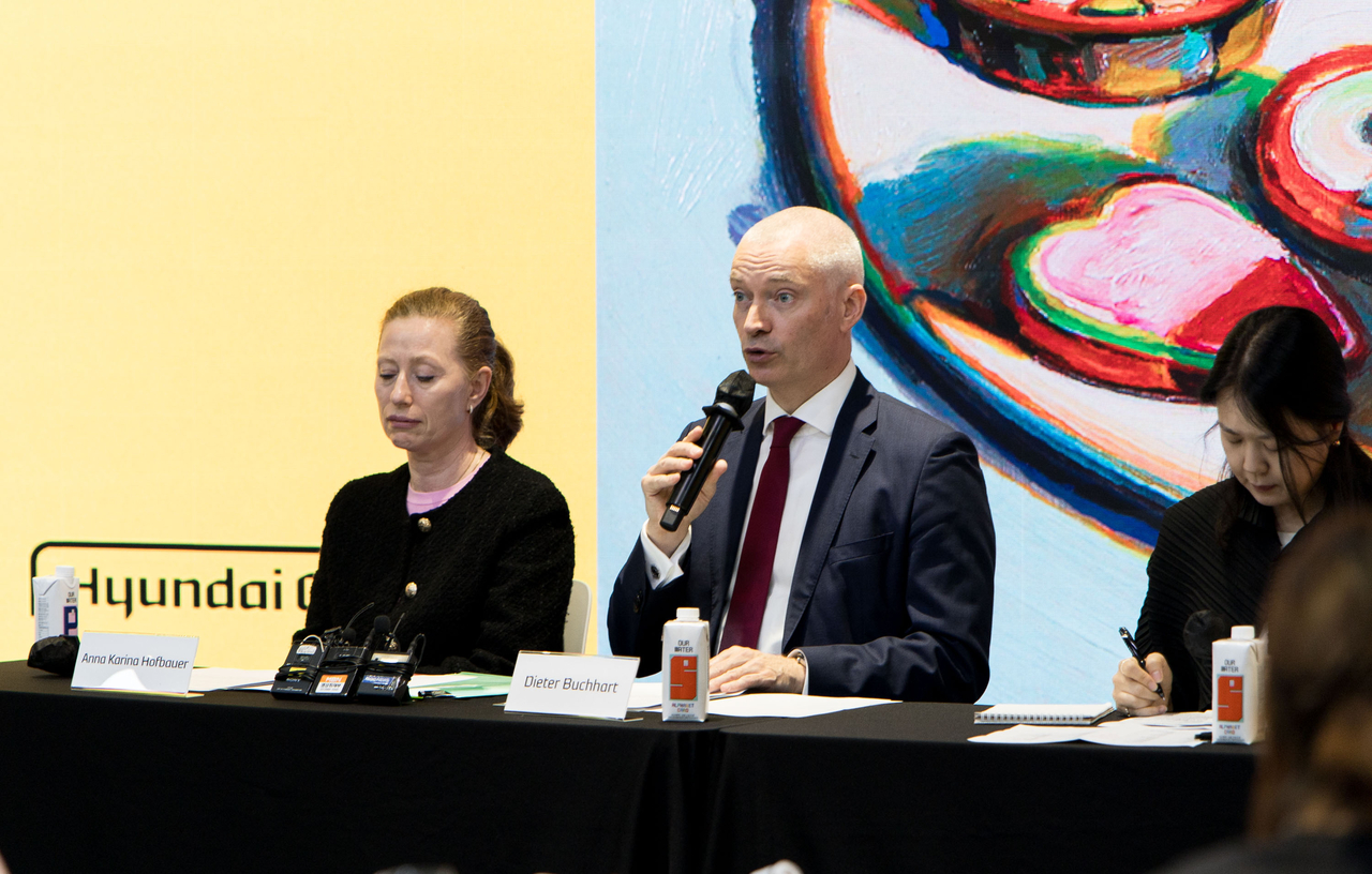 Curators Dieter Buchhart (center) and Anna Karina Hofbauer (left) speak at a press preview for "Wayne Thiebaud: The Order of Things" at Dongdaemun Design Plaza in Seoul on Friday. (Hyundai Card)