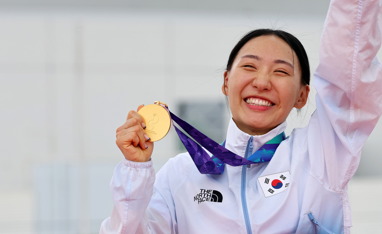 Seong Seung-min of South Korea smiles during the victory ceremony after winning the gold medal in the women's modern pentathlon individual event at the Aichi-Nagoya Asian Games at Anjo Sports Park in Anjo, Japan, on Sunday. (Yonhap)