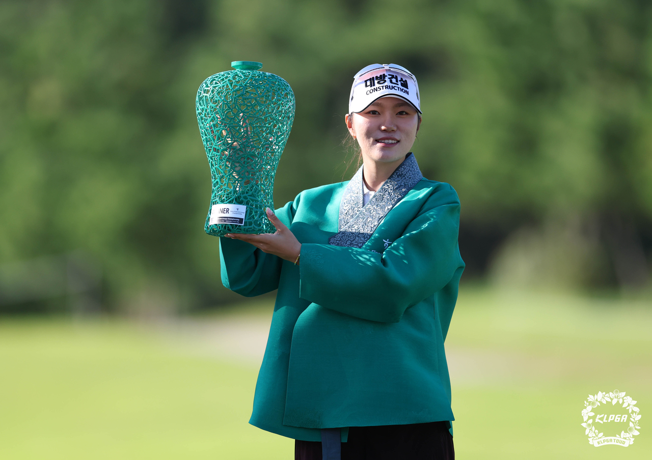 우승 트로피를 들고 포즈를 취한 김민선7. [사진=KLPGA]