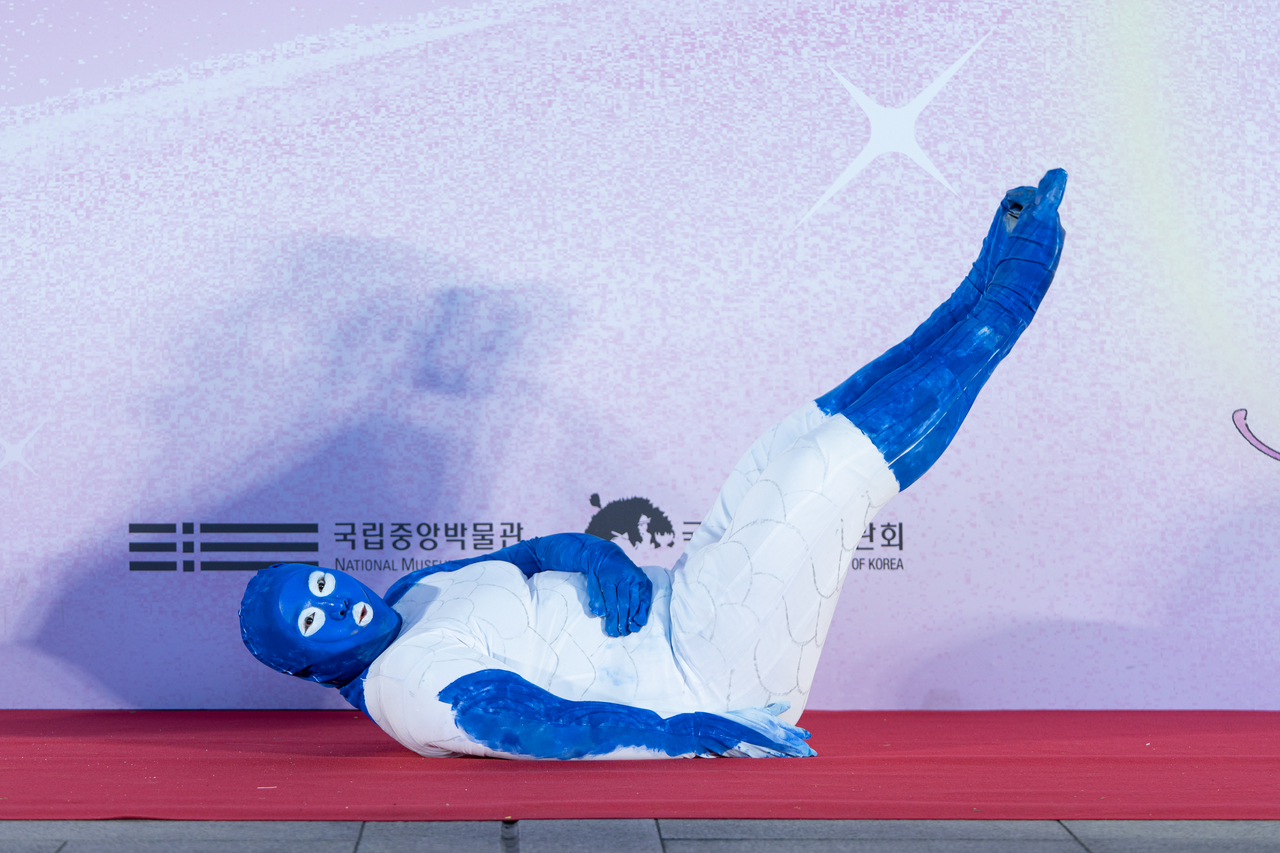 #Winner Jeon Eun-seul portrays the White Porcelain Carp-Shaped Water Dropper Painted in Underglaze Cobalt Blue at the 2026 Dress Like a Museum Exhibit contest at the National Museum of Korea, in Yongsan, central Seoul, Saturday. (National Museum of Korea)
