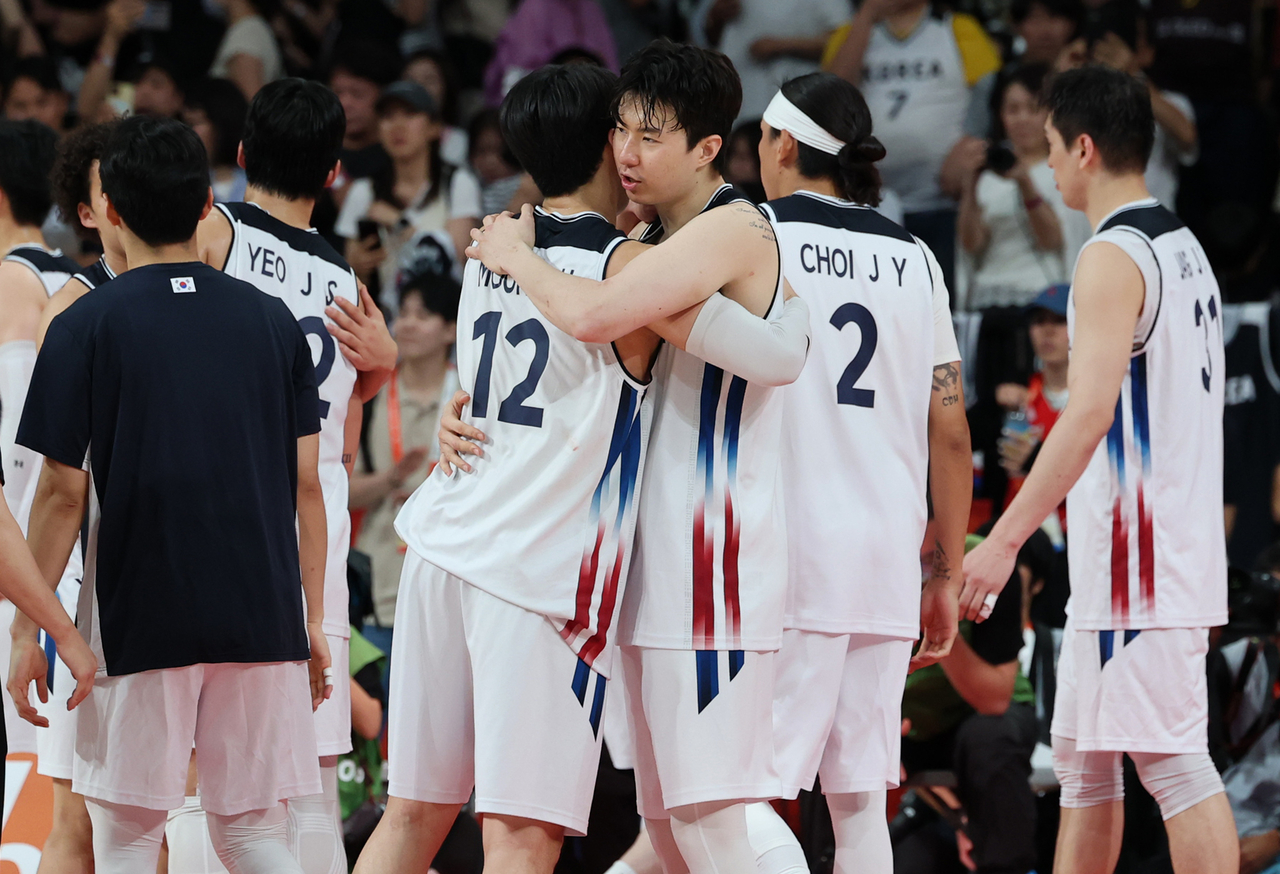 South Korean players celebrate after beating Iran 77-51 in the semifinals of the men's basketball tournament at the Asian Games at Aichi International Arena in Nagoya, Japan. (Yonhap)