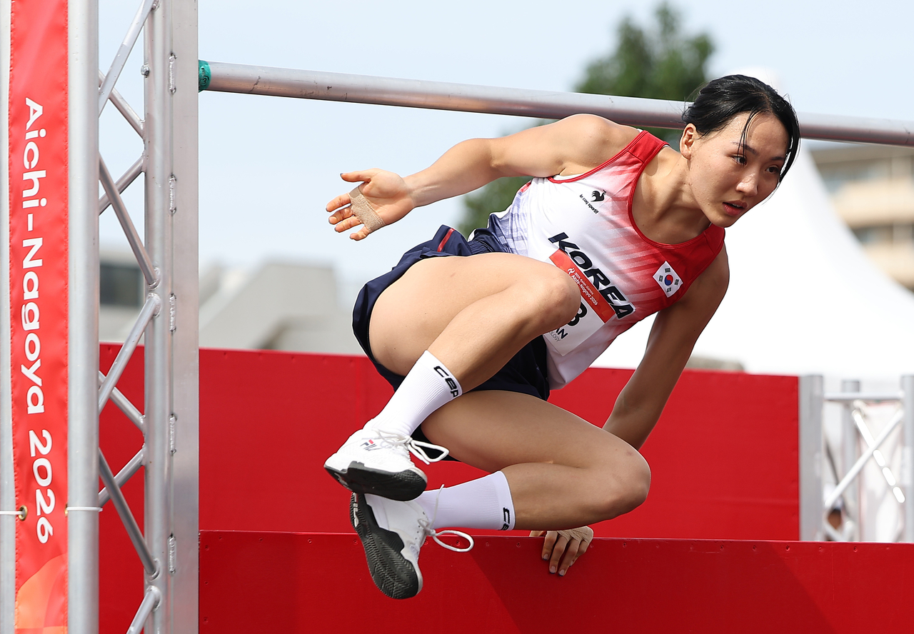 South Korea's Seong Seung-min performs during obstacle course racing in the final of the women's modern pentathlon at the Aichi-Nagoya Asian Games at Anjo Sports Park in Anjo, just southeast of the main host city of Nagoya, on Sunday. (Yonhap)