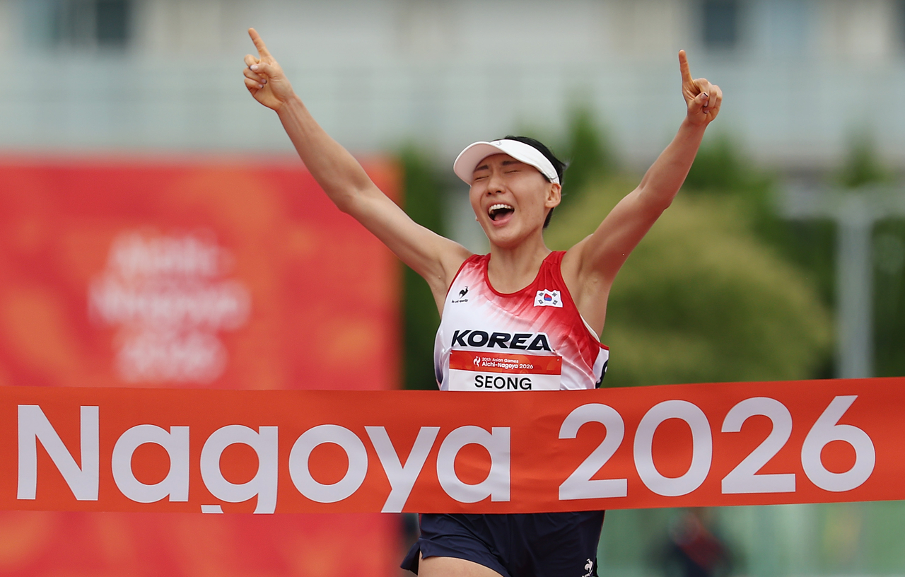 South Korea's Seong Seung-min performs during obstacle course racing in the final of the women's modern pentathlon at the Aichi-Nagoya Asian Games at Anjo Sports Park in Anjo, just southeast of the main host city of Nagoya, on Sunday. (Yonhap)