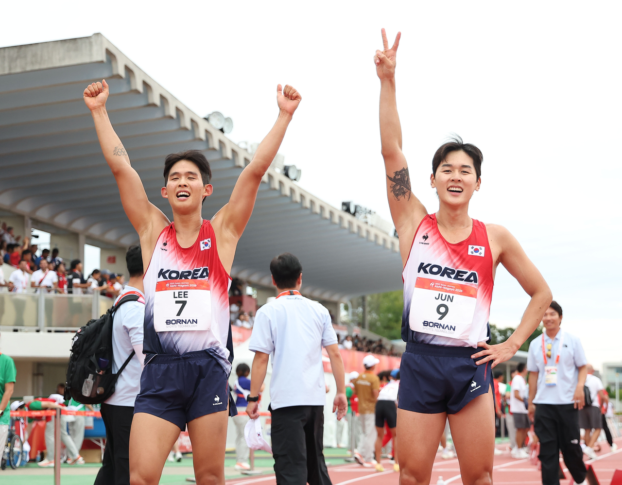 South Korean pentathletes Lee Jong-hyeon (left) and Jun Woong-tae celebrate after clinching the men's team gold medal at the Aichi-Nagoya Asian Games at Anjo Sports Park in Anjo, Japan, on Sunday. (Yonhap)