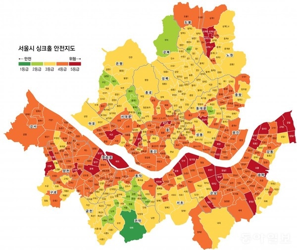 A 2025 map by the Korea Underground Safety Association shows predicted ground subsidence risks across Seoul, with risk levels increasing from green to red. (Rep. Kim So-hee's official Facebook account)