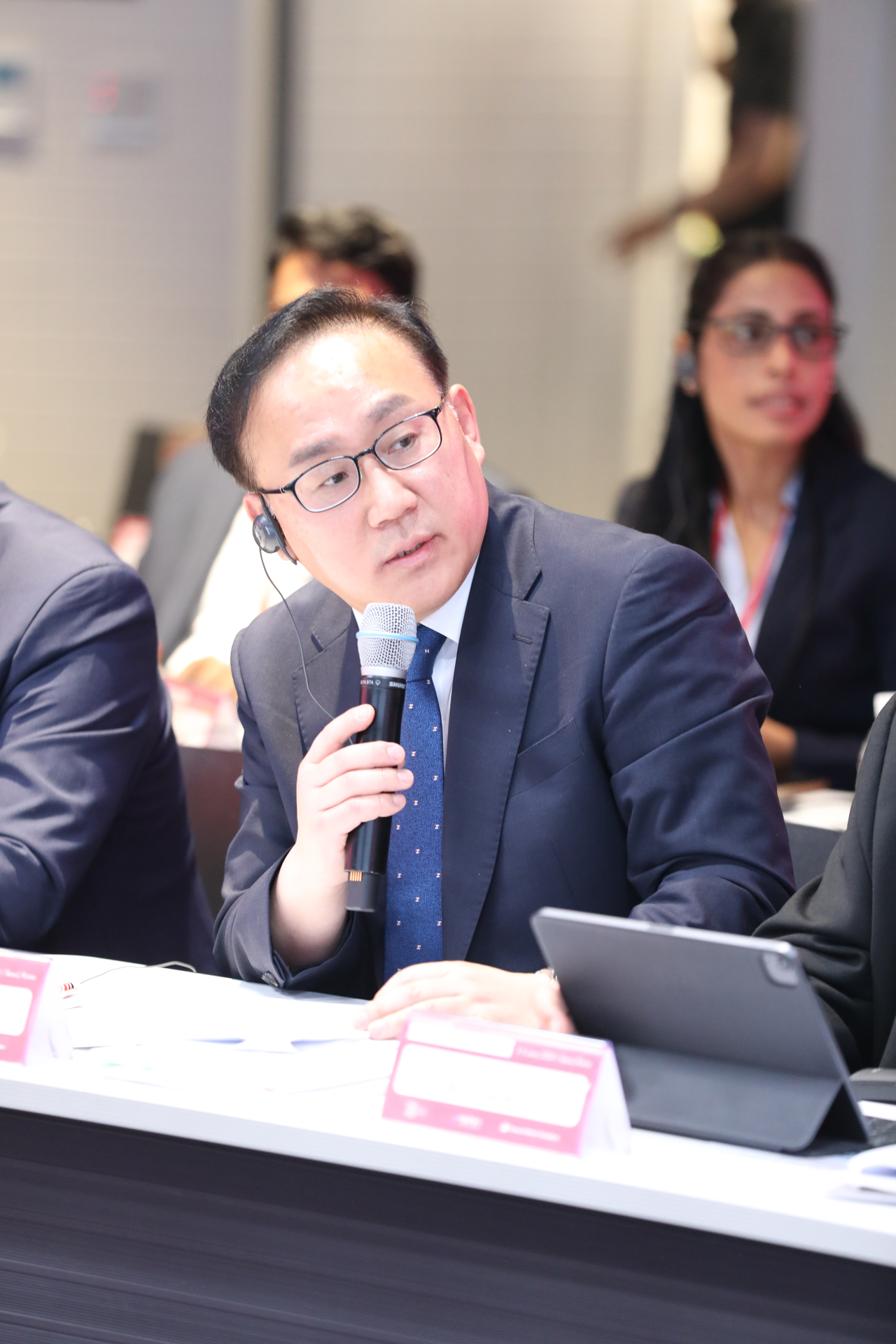 Yoon Jong-jang chairing an international conference during his tenure as head of the Urban Transportation Bureau