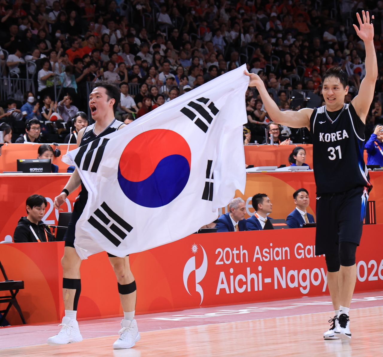20일 일본 나고야 아이치 인터내셔널 아레나에서 열린 2026 아이치·나고야 아시안게임 남자 농구 결승전 대한민국 대 일본의 경기. 승리를 거둔 대한민국 선수들이 기뻐하고 있다. [연합]