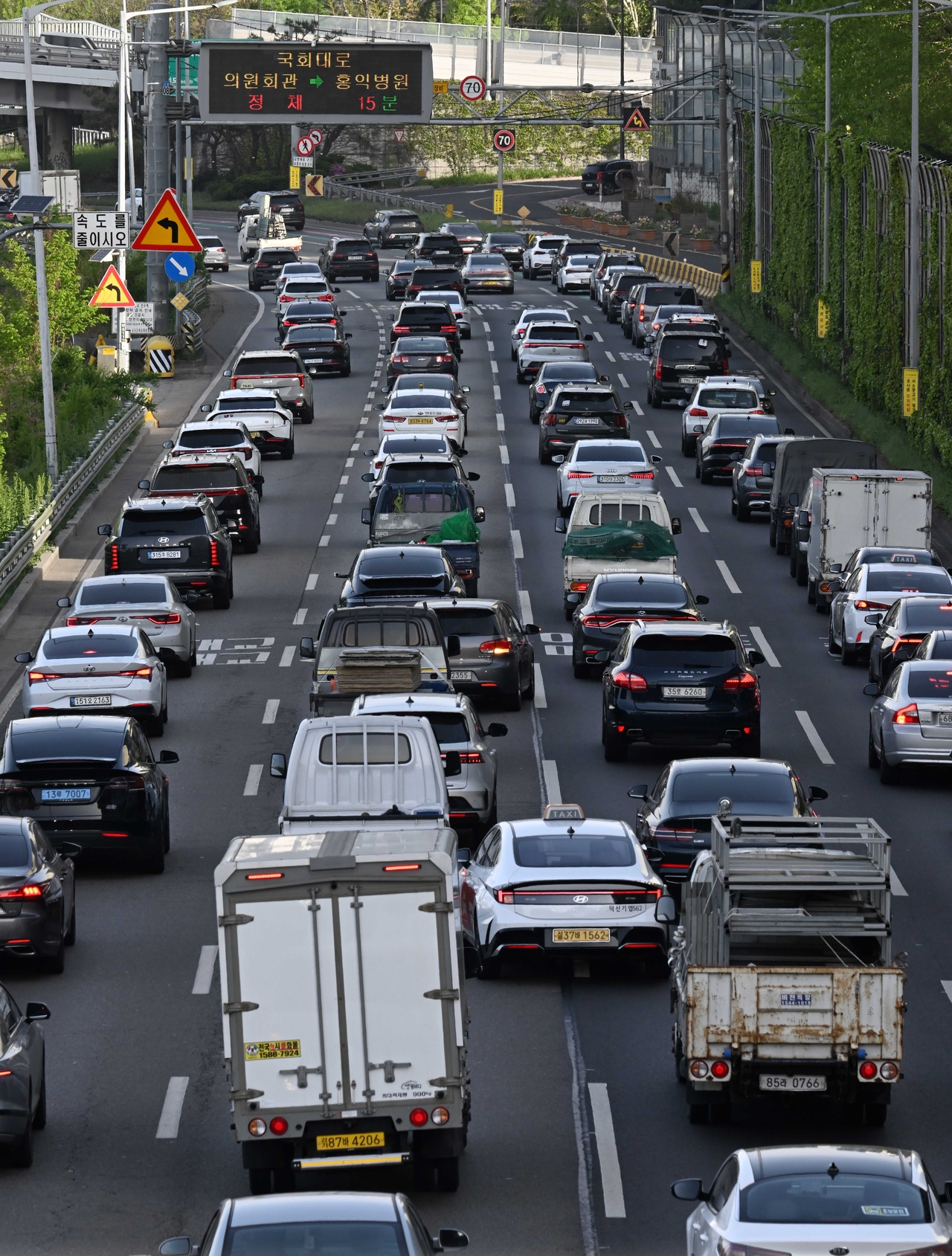 This April 21 file photo shows a congested road in Seoul. (Lee Sang-sub/The Korea Herald)