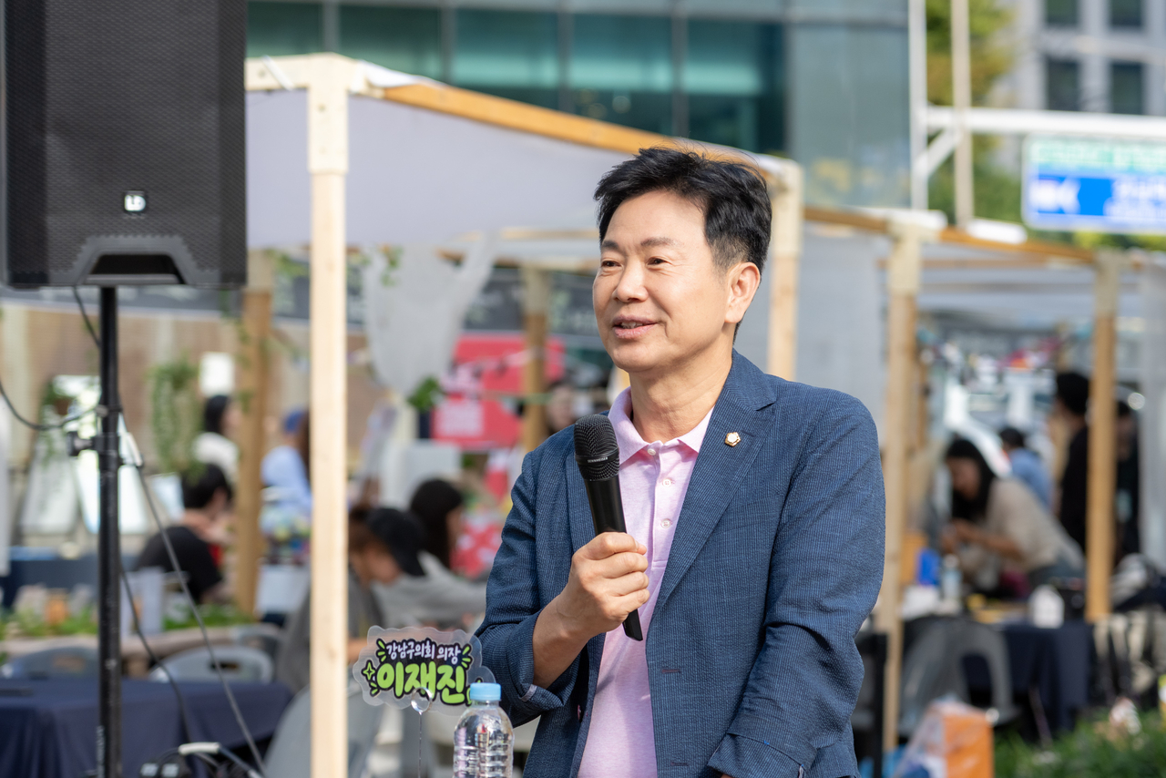 Gangnam-gu Council Speaker Lee Jae-jin delivers congratulatory remarks at the festival.