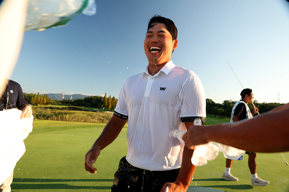 신상훈이 우승 뒤 축하 물세례를 받으며 활짝 웃고 있다.