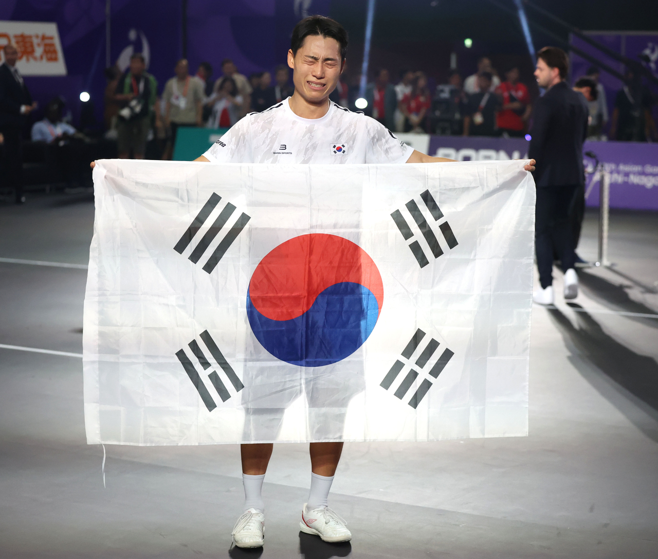 Lee Jun-suk of South Korea celebrates after winning the men's singles gold medal in teqball at the Asian Games at Nagoya City Higashi Sports Center in Nagoya, Japan, on Sunday. (Yonhap)