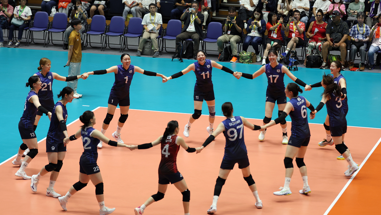 South Korean players celebrate their victory after beating Kazakhstan in the quarterfinals of women's volleyball at Park Arena Komaki in Komaki, just north of Nagoya, Japan, on Sunday. (Yonhap)