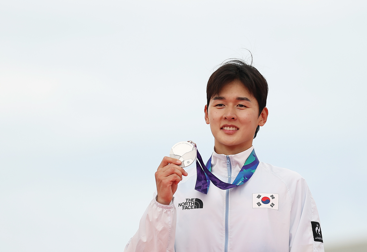 South Korea's Jun Woong-tae (left) presents his silver medal during a medal ceremony after the final of men's modern pentathlon at the Aichi-Nagoya Asian Games at Anjo Sports Park in Anjo, just southeast of the main host city of Nagoya, Japan, on Sunday. (Yonhap)