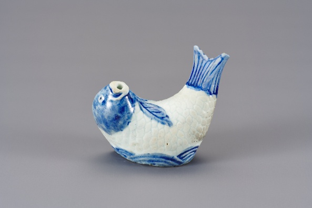 #White Porcelain Carp-Shaped Water Dropper Painted in Underglaze Cobalt Blue (National Museum of Korea)
