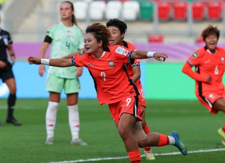 Lee Ha-eun (center) celebrates her equalizer against Italy on Saturday.    (Yonhap)