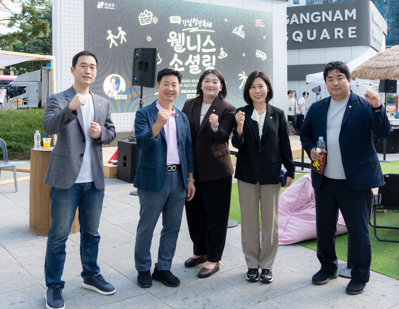 Council members pose for a commemorative photo at the youth festival.