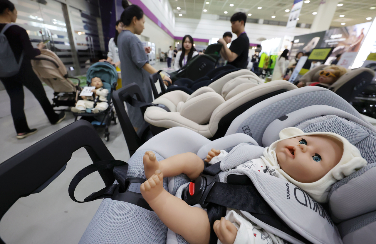 Visitors to the 48th BeFe Babyfair explore childcare products at Coex in southern Seoul on Aug. 10. (Newsis)