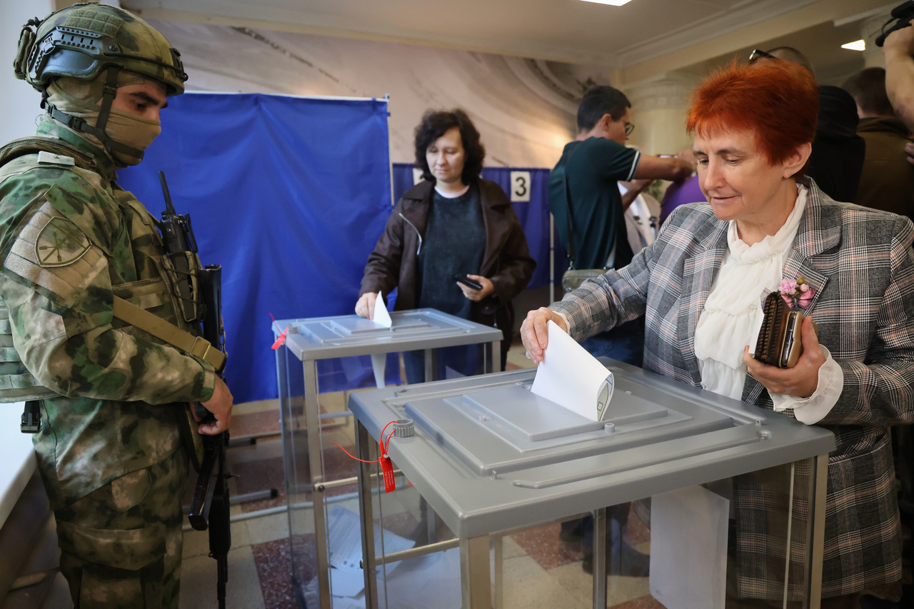 Voters cast ballots at a polling station during Russia’s parliamentary election, in the Russian-controlled part of the Donetsk region, Ukraine, Friday. (AP-Yonhap)