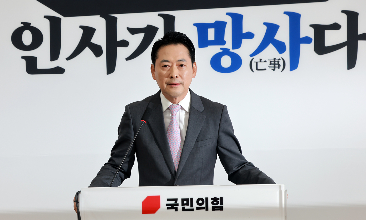 People Power Party leader Jang Dong-hyeok speaks at the National Assembly on Friday about President Lee Jae Myung's press conference. [Yonhap]