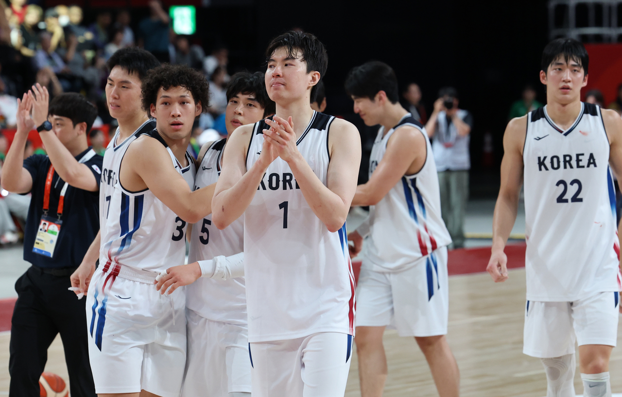 18일 일본 나고야 아이치 인터내셔널 아레나에서 열린 2026 아이치·나고야 아시안게임 남자 농구 대한민국 대 이란 4강전. 승리한 대한민국 선수들이 인사하고 있다. [연합]