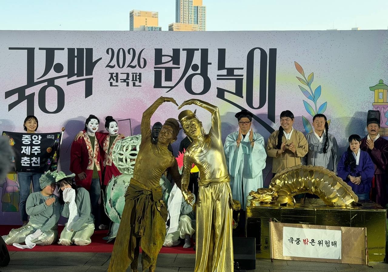 Two contestants dressed as the Pensive Bodhisattva pose together at the 2026 Dress Like a Museum Exhibit contest at the National Museum of Korea, in Yonsan, central Seoul, Saturday. (Newsis)