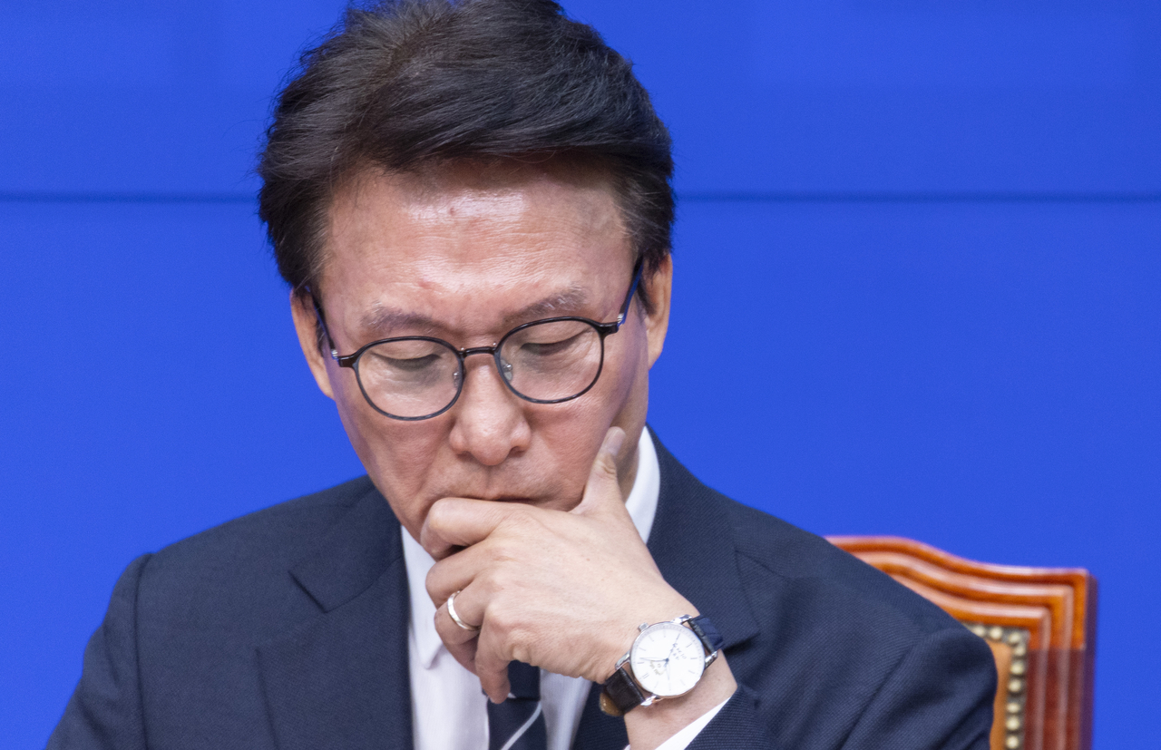Rep. Kim Min-seok appear at a press conference to announce the launch of the task force for constitutional amendment at the National Assembly on Sunday. (Yonhap)
