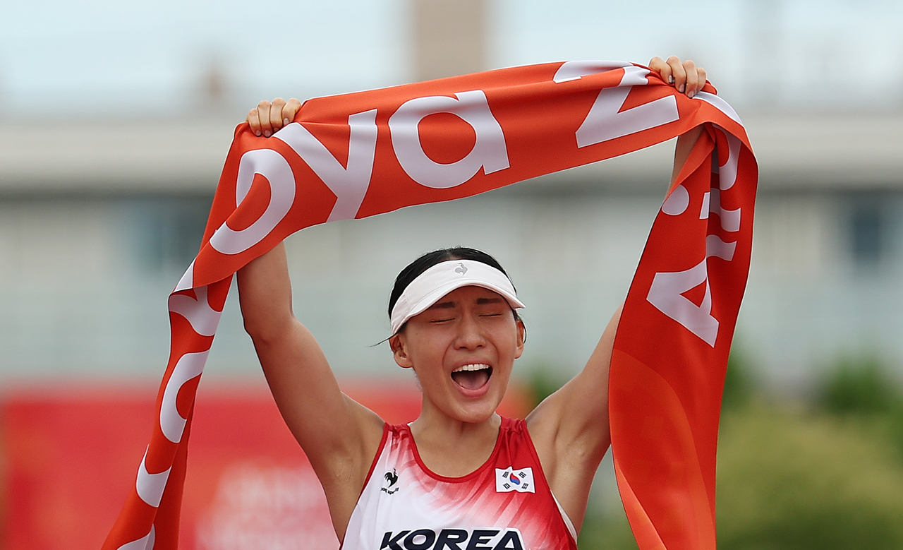 20일 일본 아이치현 안조 스포츠파크에서 열린 2026 아이치·나고야 아시안게임 근대5종 여자 개인 결승 레이저런 경기에서 한국 성승민이 결승선을 통과하며 환호하고 있다. [연합]