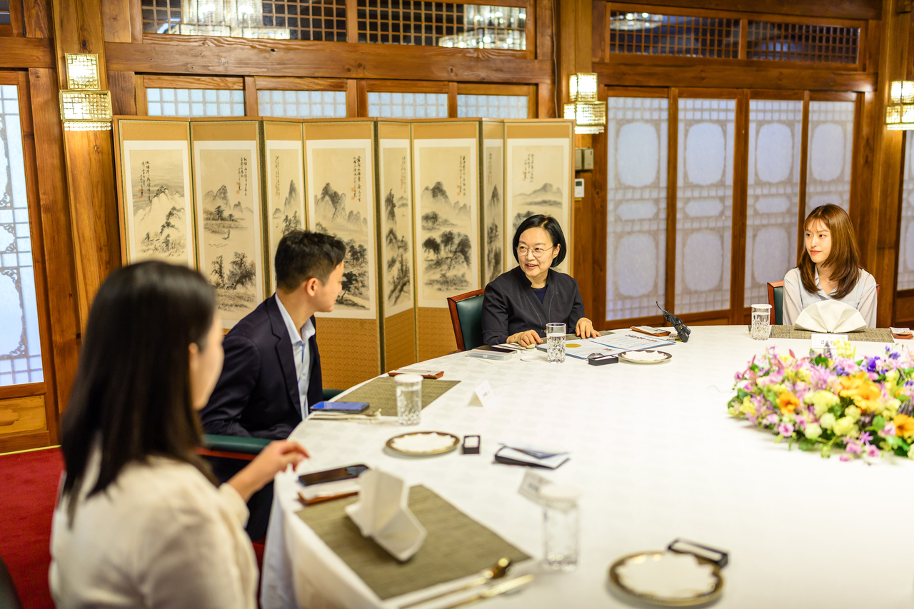 한성숙 국무총리가 20일 서울 종로구 삼청동 국무총리 서울공관에서 열린 과학기술계 청년 연구자들과 함께한 제5회 열린 브런치에서 참석자들과 대화하고 있다. [국무총리실 제공]