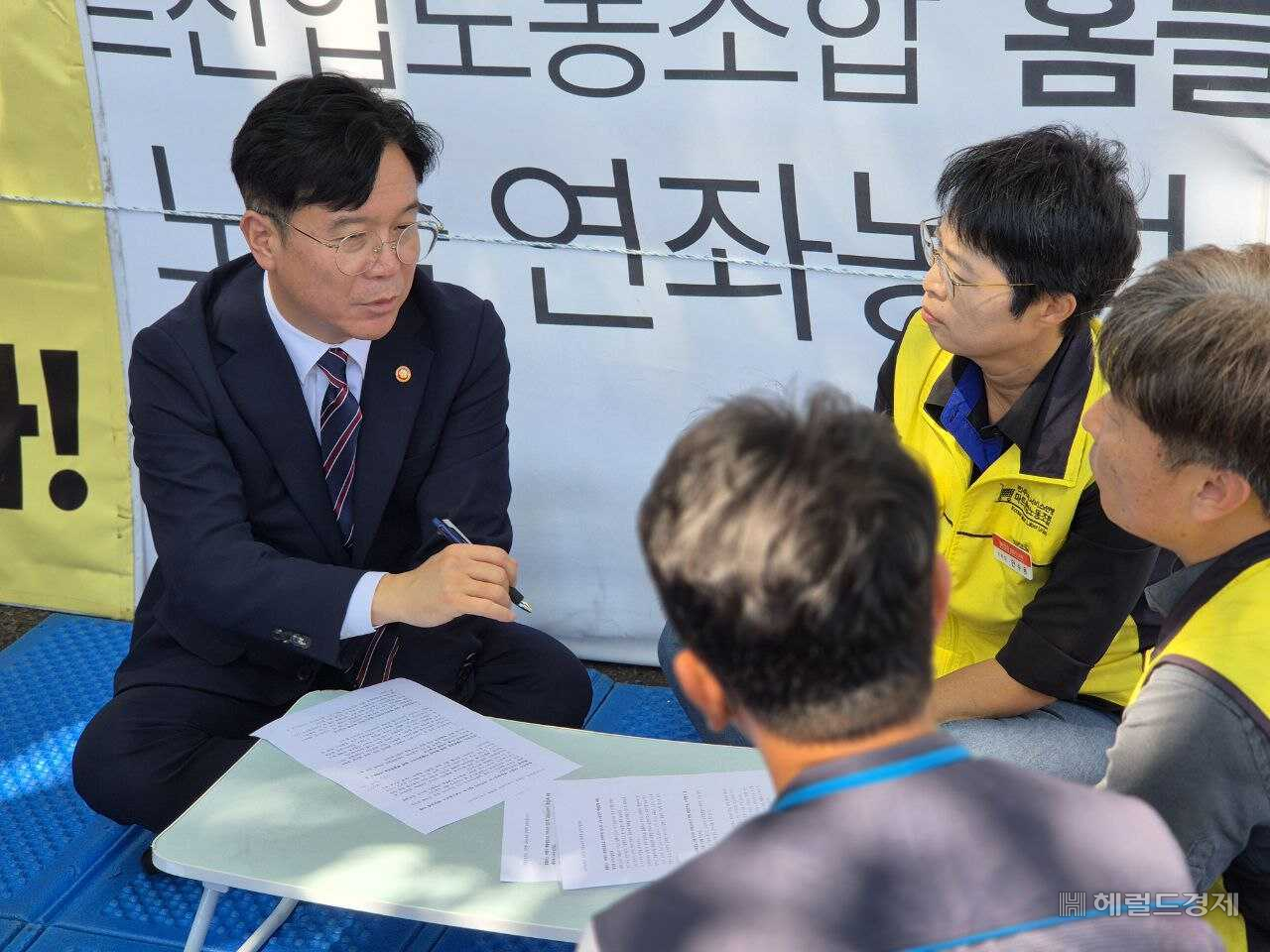 김영훈(왼쪽) 고용노동부 장관 [마트노조 홈플러스지부 제공]